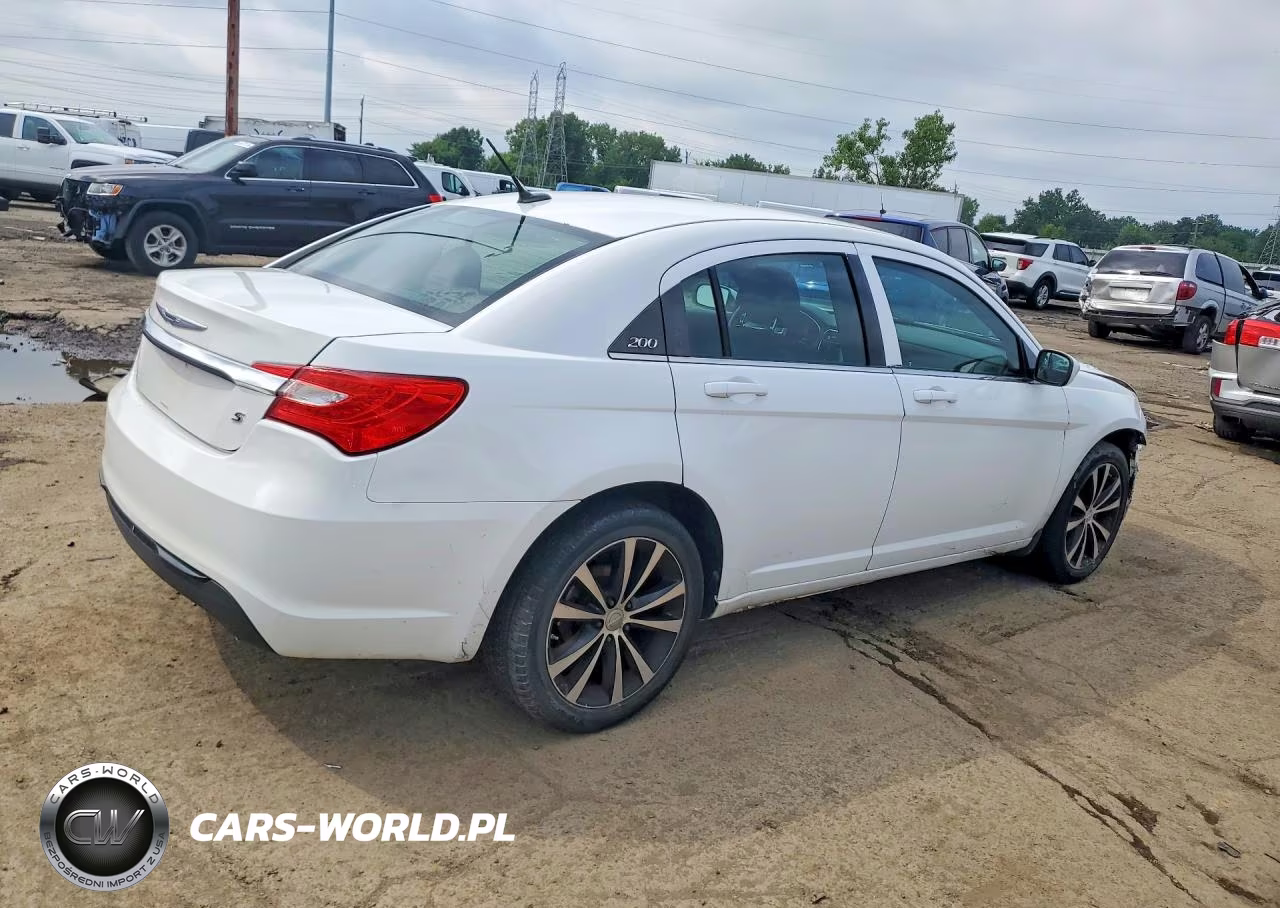 2014 Chrysler 200 Touring VIN:1C3CCBBG7EN120144 - 3