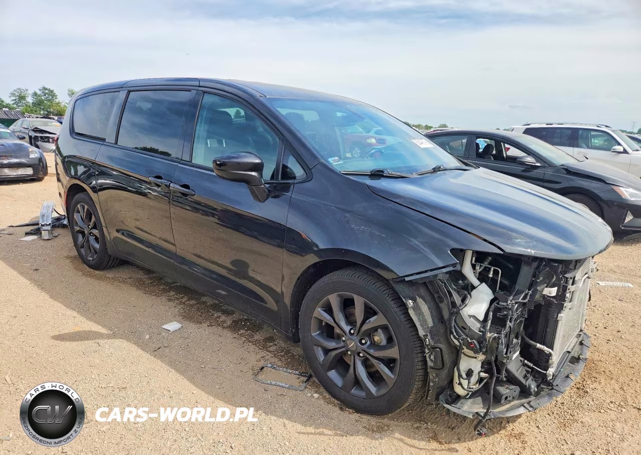 2019 Chrysler Pacifica Touring Plus VIN:2C4RC1FGXKR742035 - 4