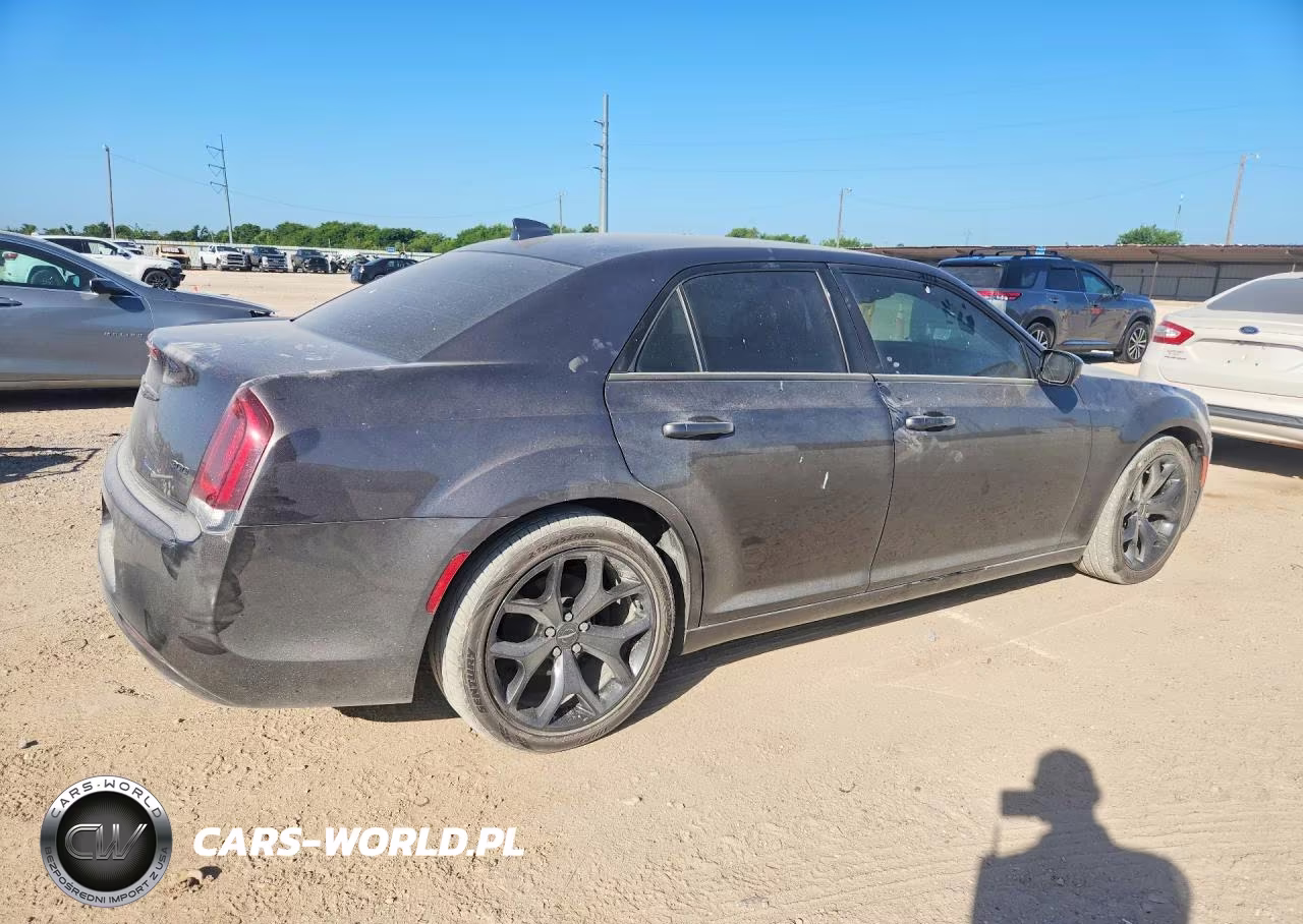 2020 Chrysler 300 Touring VIN:2C3CCAAG1LH212657 - 3