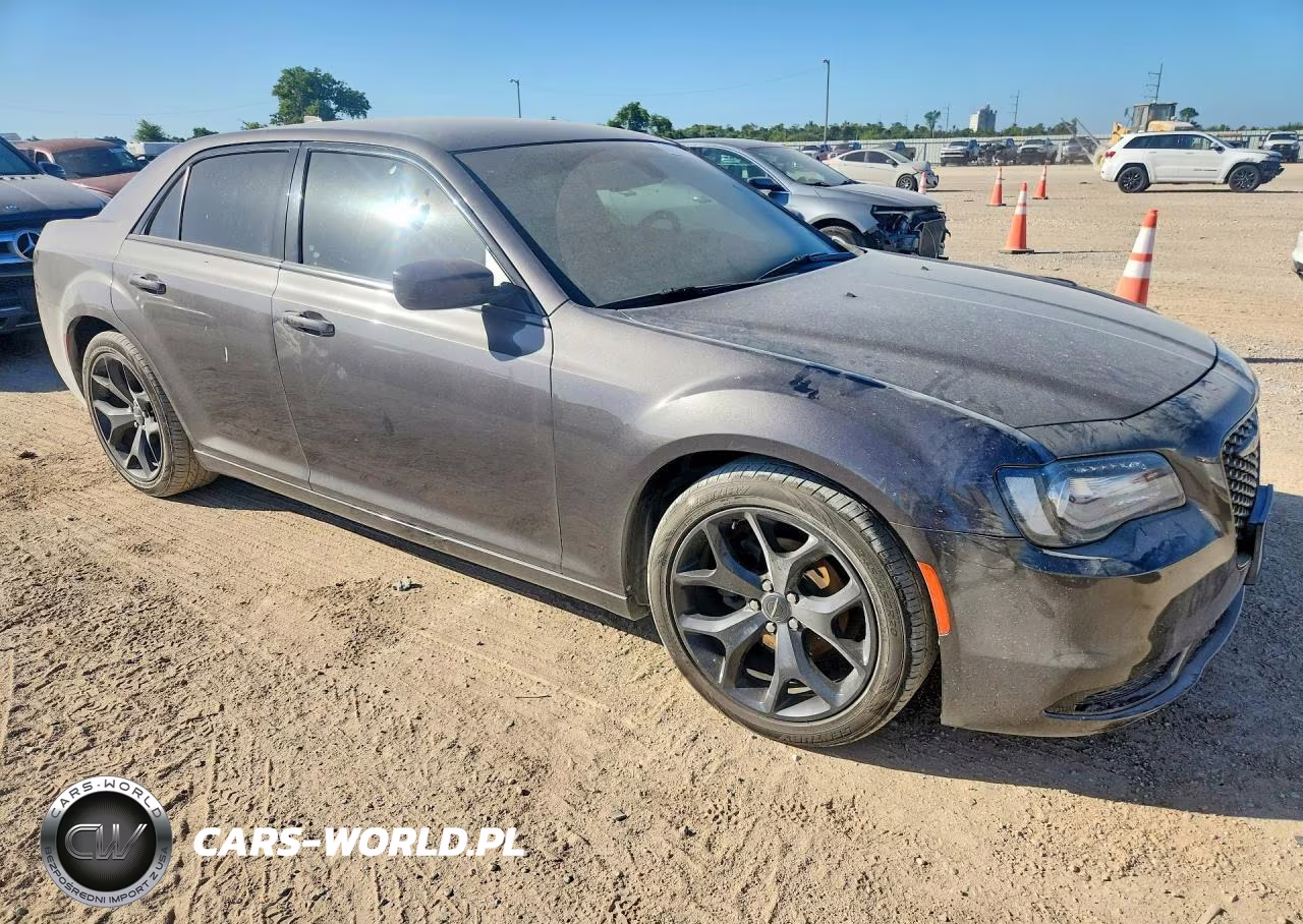 2020 Chrysler 300 Touring VIN:2C3CCAAG1LH212657 - 4