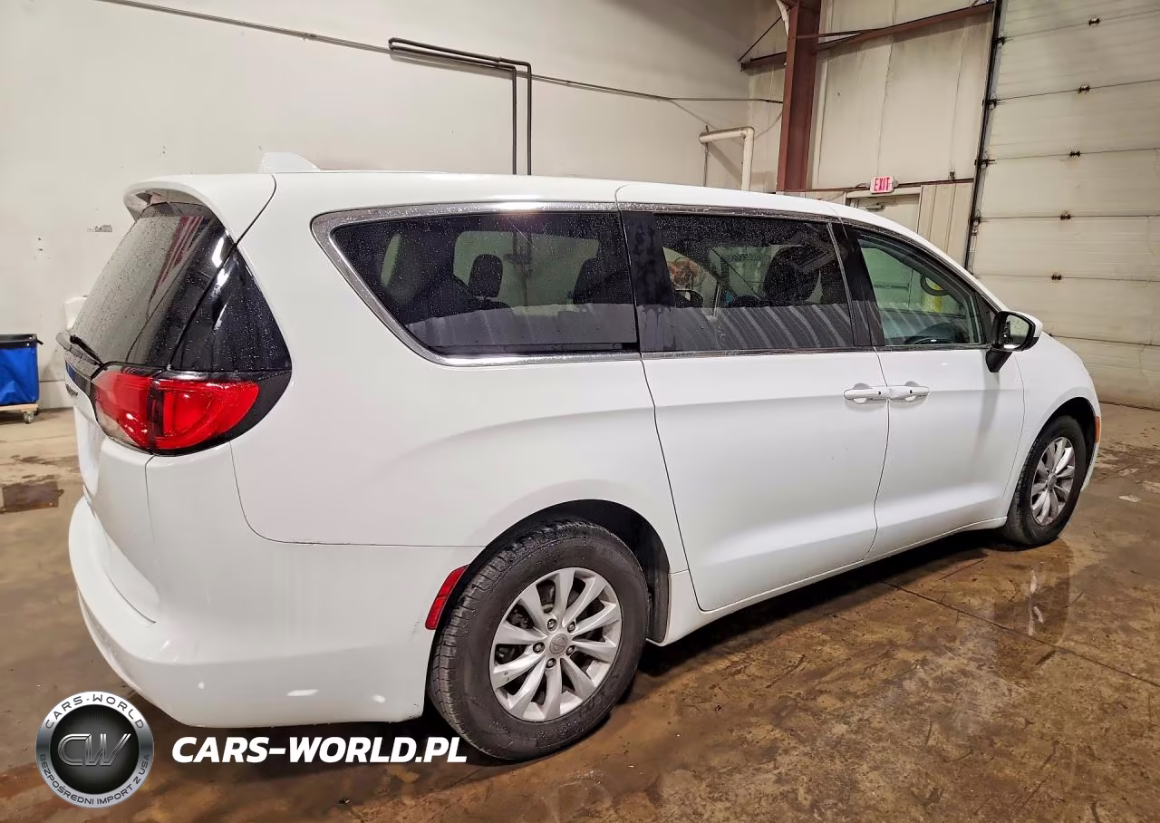 2017 Chrysler Pacifica Touring VIN:2C4RC1DG3HR614568 - 3