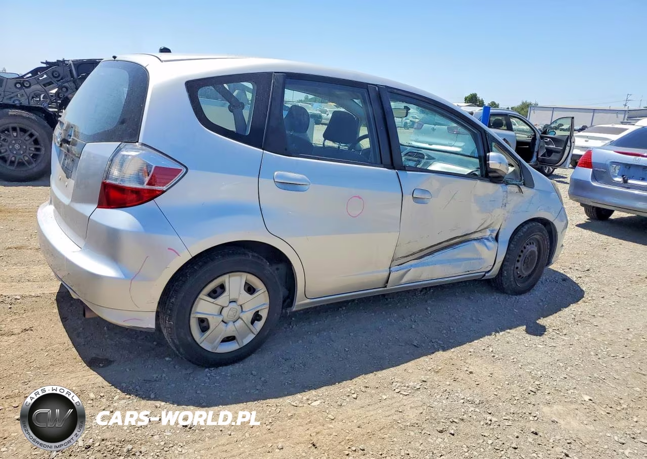 2013 Honda Fit VIN:JHMGE8H37DC076119 - 3