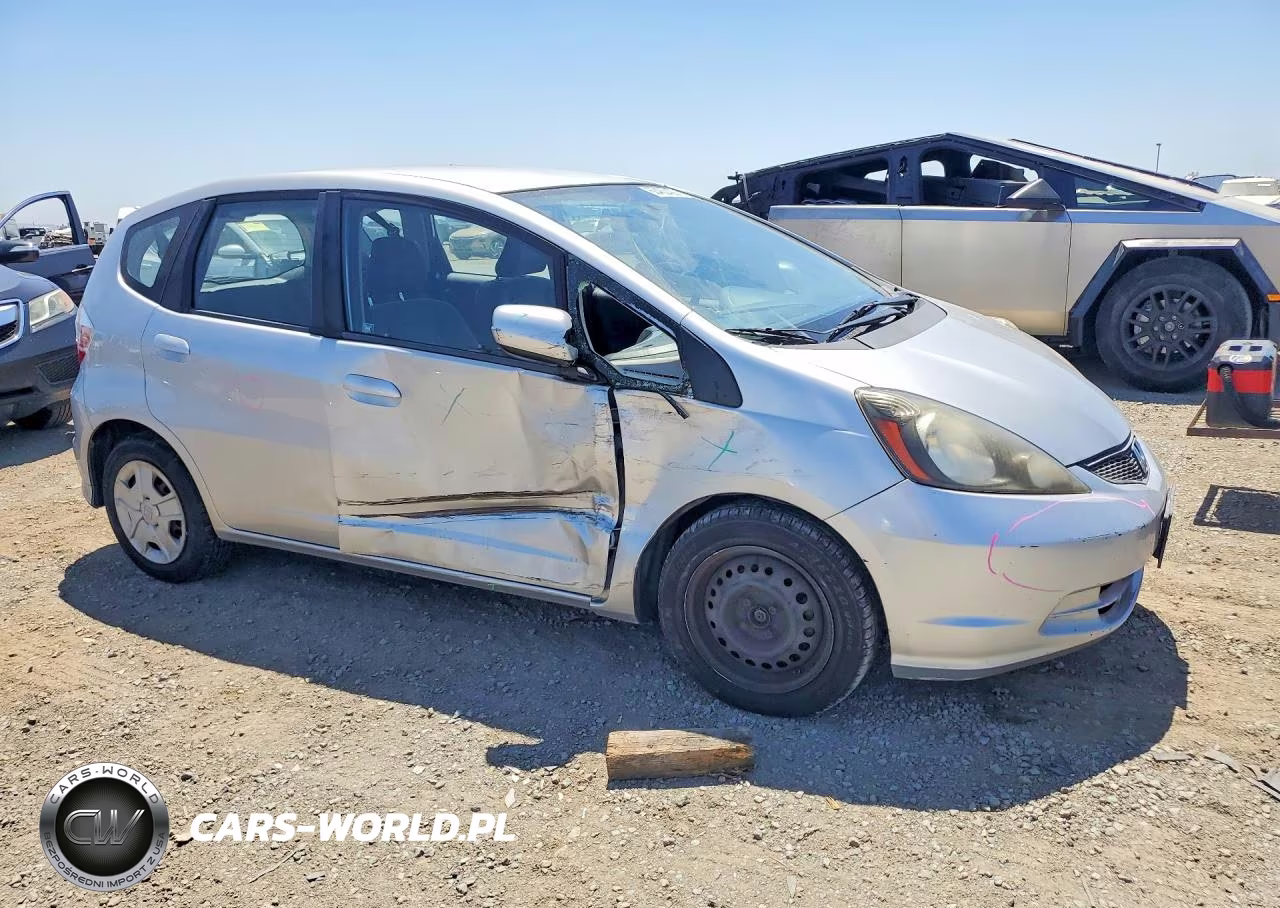 2013 Honda Fit VIN:JHMGE8H37DC076119 - 4