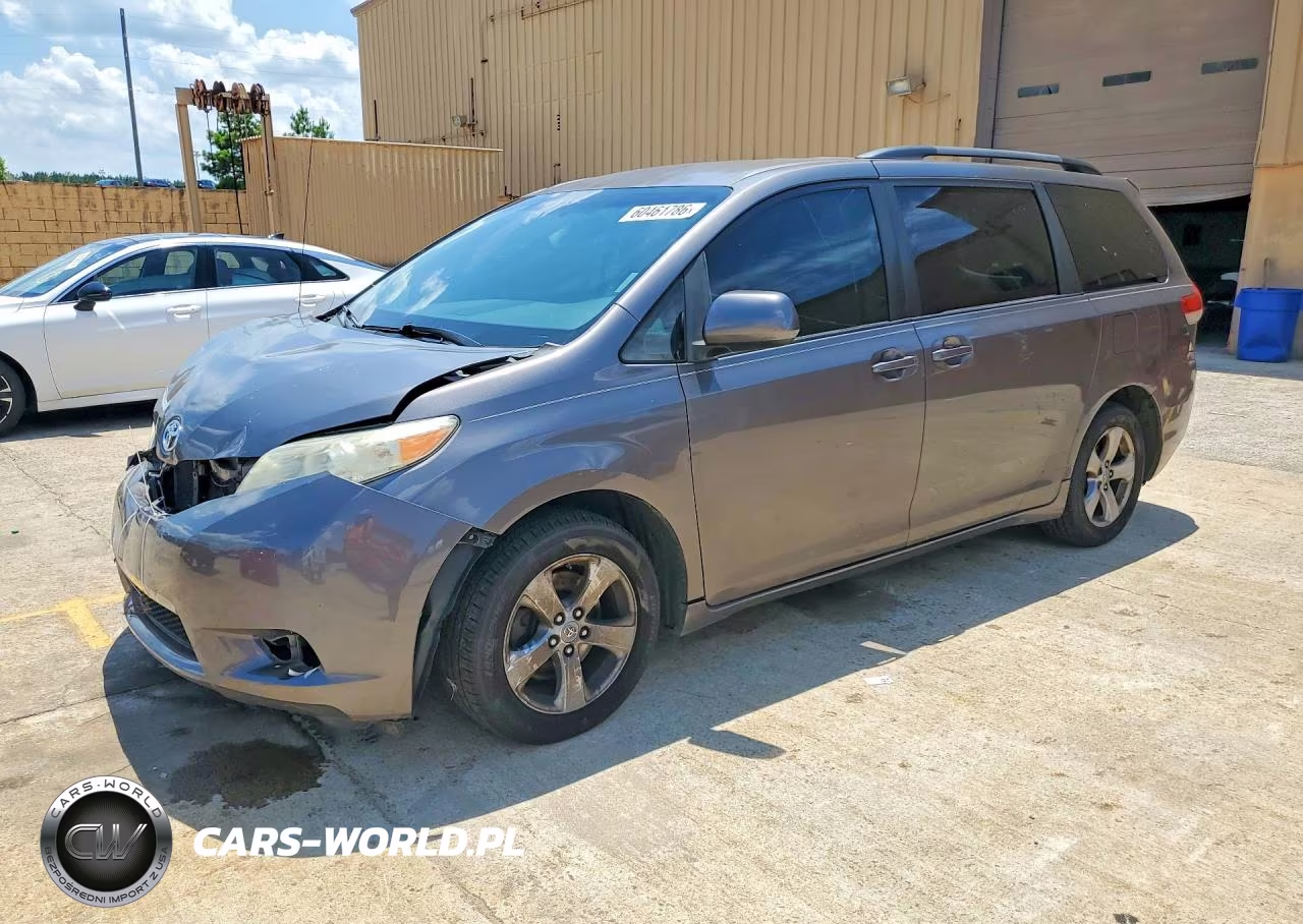 2011 Toyota Sienna Le – zdjęcie 1 z 12
