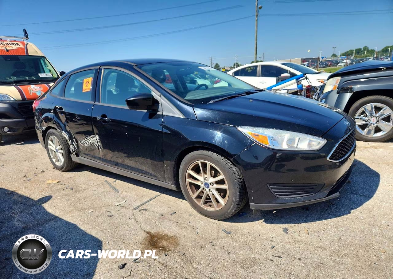 2018 Ford Focus Se VIN:1FADP3F20JL327768 - 4