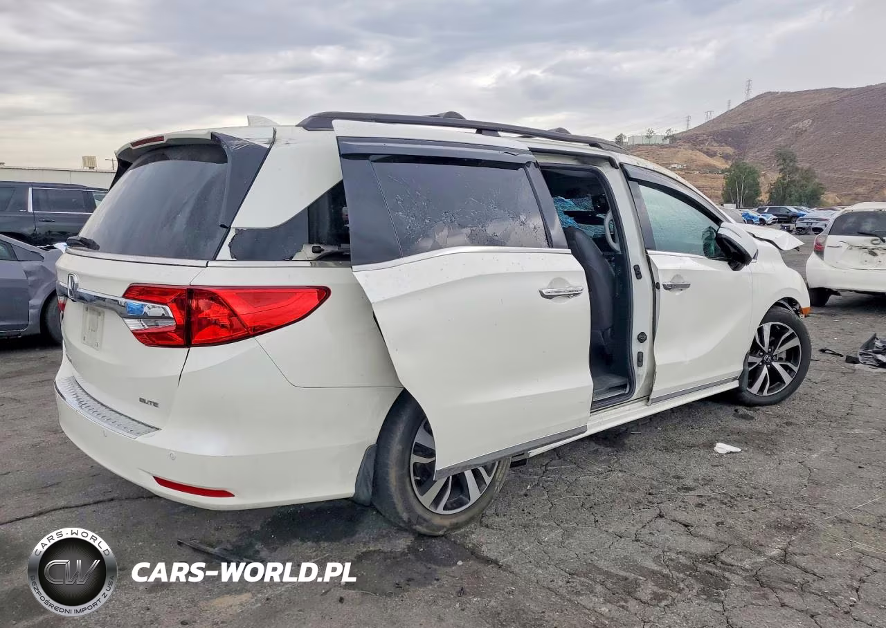 2018 Honda Odyssey Elite VIN:5FNRL6H92JB112046 - 3