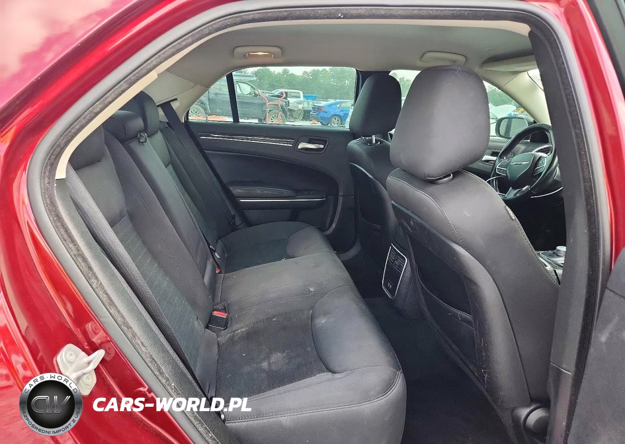 2018 Chrysler 300 Touring VIN:2C3CCAAG3JH164964 - 10