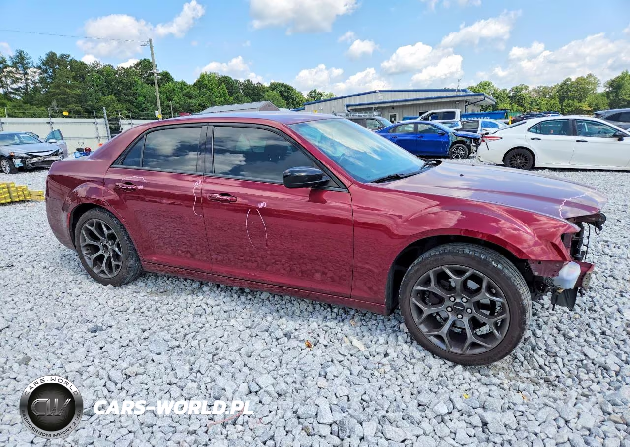 2018 Chrysler 300 Touring VIN:2C3CCAAG3JH164964 - 4
