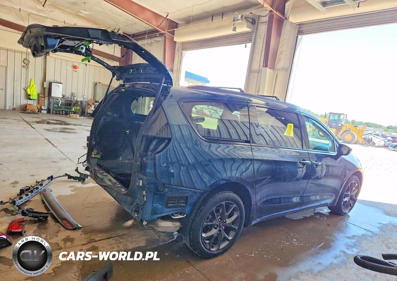 2022 Chrysler Pacifica Touring L VIN:2C4RC3BG9NR131791 - 3