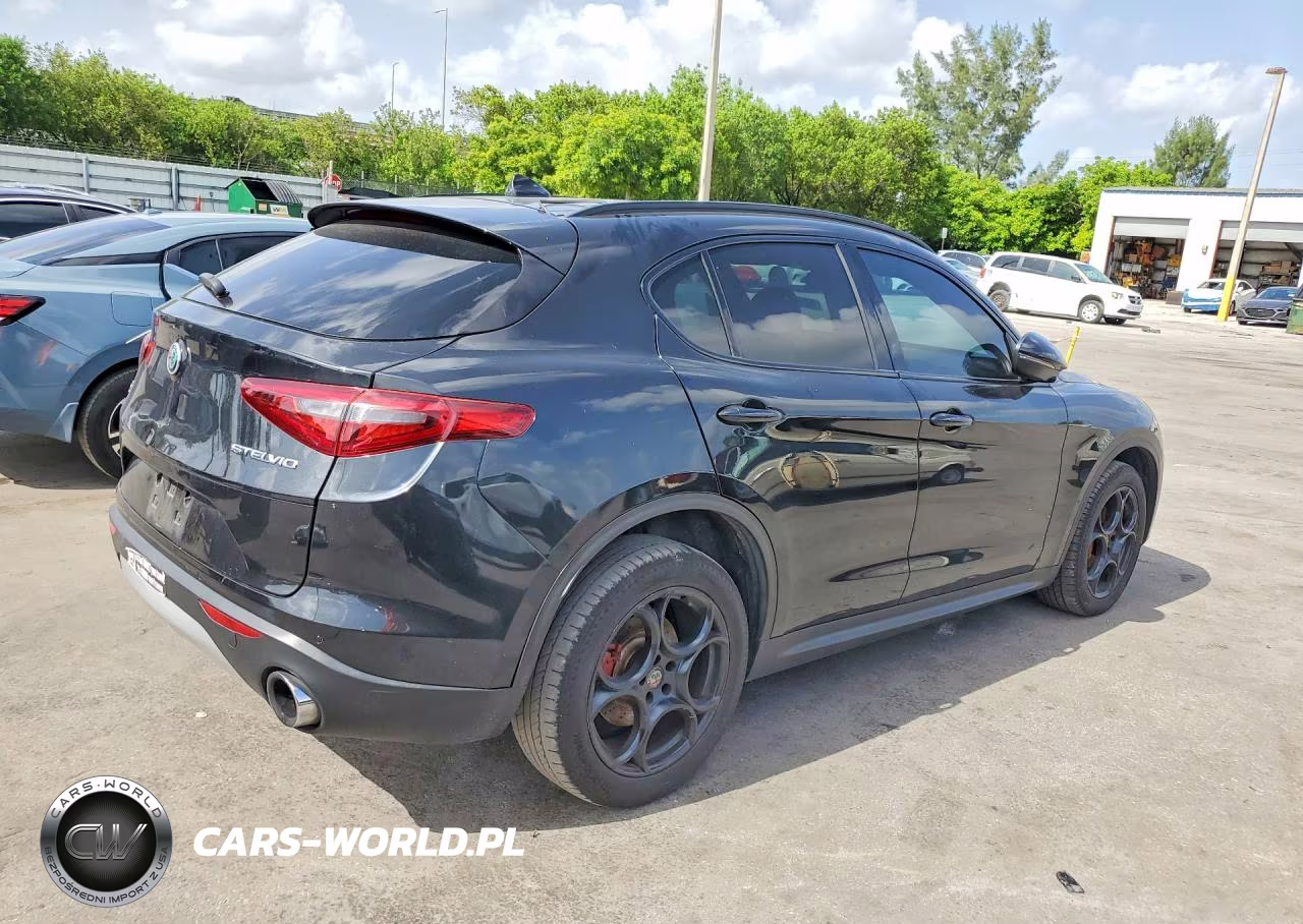 2018 Alfa Romeo Stelvio Ti Sport VIN:ZASFAKNNXJ7B88534 - 3