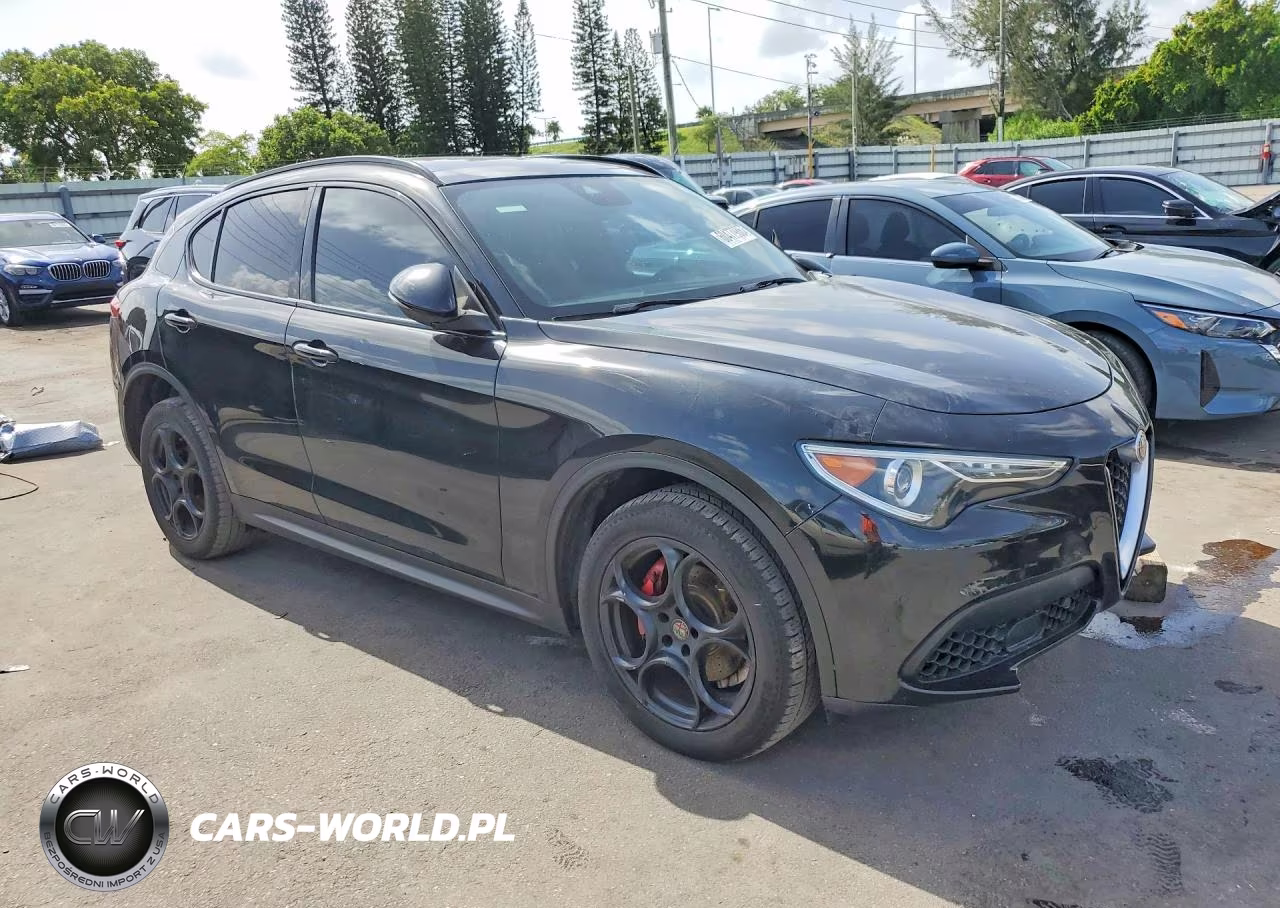 2018 Alfa Romeo Stelvio Ti Sport VIN:ZASFAKNNXJ7B88534 - 4