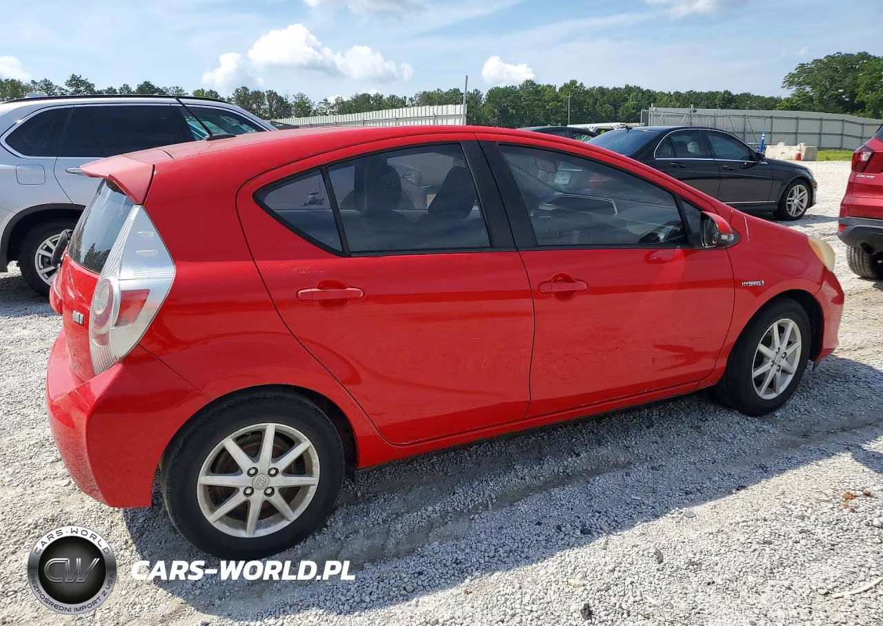 2013 Toyota Prius C Three VIN:JTDKDTB30D1041637 - 3