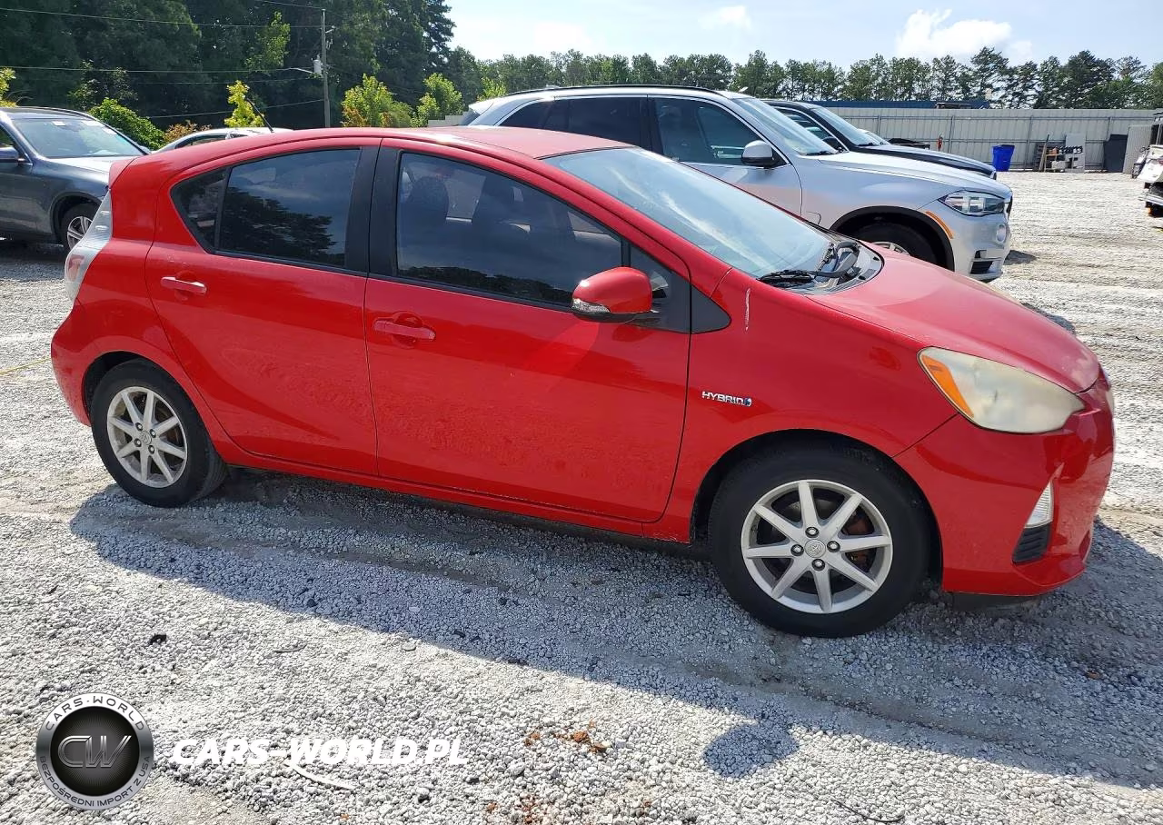 2013 Toyota Prius C Three VIN:JTDKDTB30D1041637 - 4