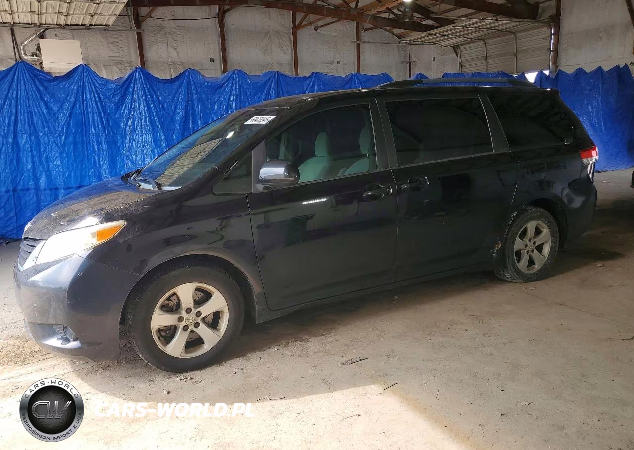 2011 Toyota Sienna Le – zdjęcie 1 z 13