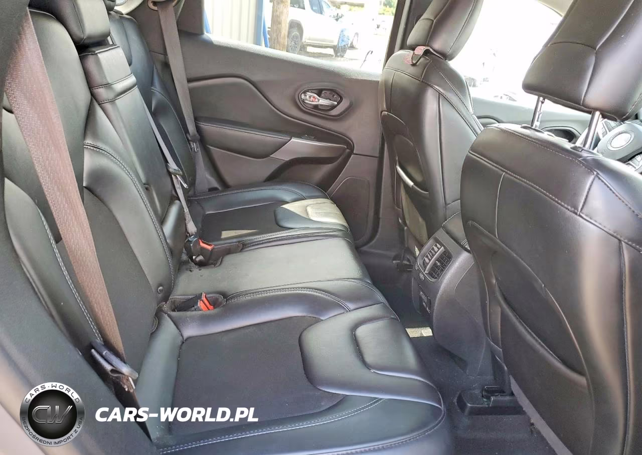 2019 Jeep Cherokee Latitude Plus VIN:1C4PJMLB7KD354819 - 11