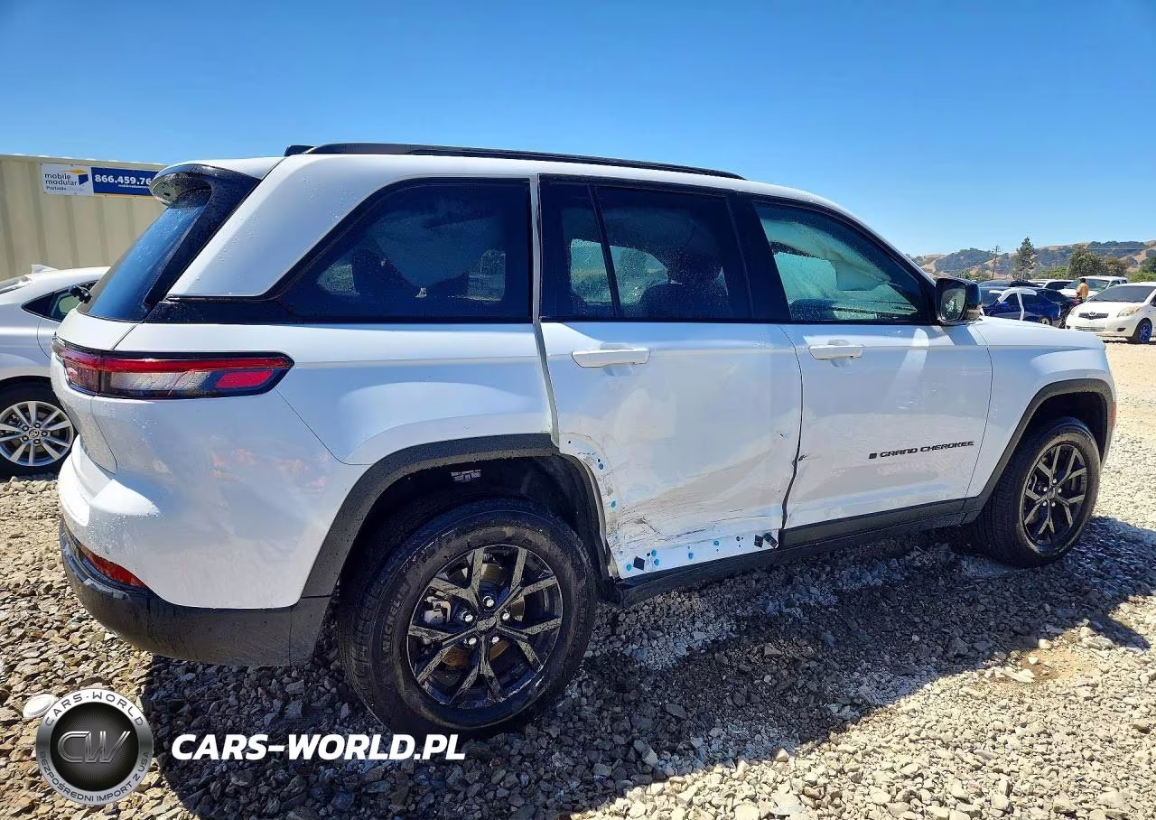 2025 Jeep Grand Cherokee Laredo VIN:1C4RJHAG8S8699493 - 3