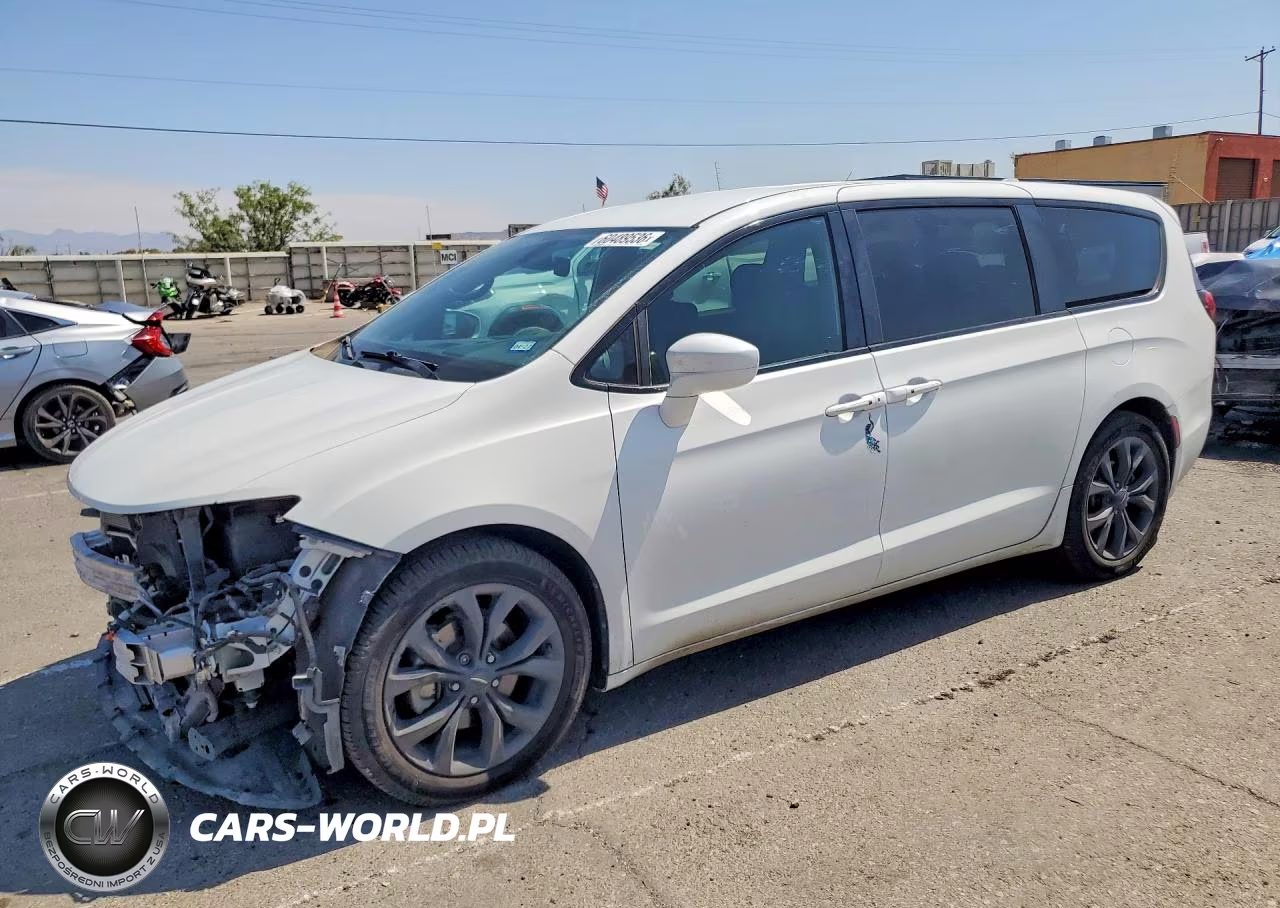 2020 Chrysler Pacifica Touring – zdjęcie 1 z 13