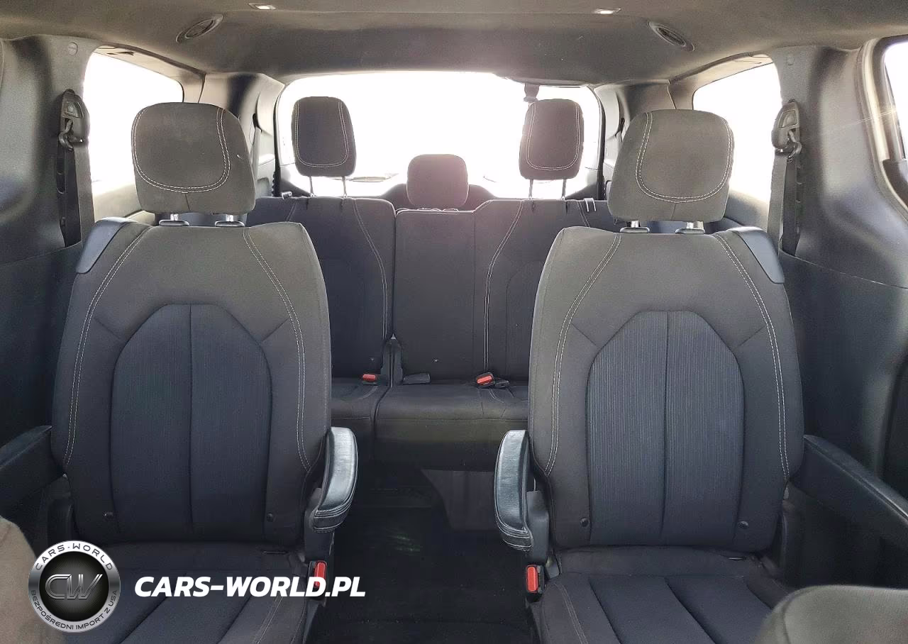 2020 Chrysler Pacifica Touring VIN:2C4RC1FG5LR192860 - 10