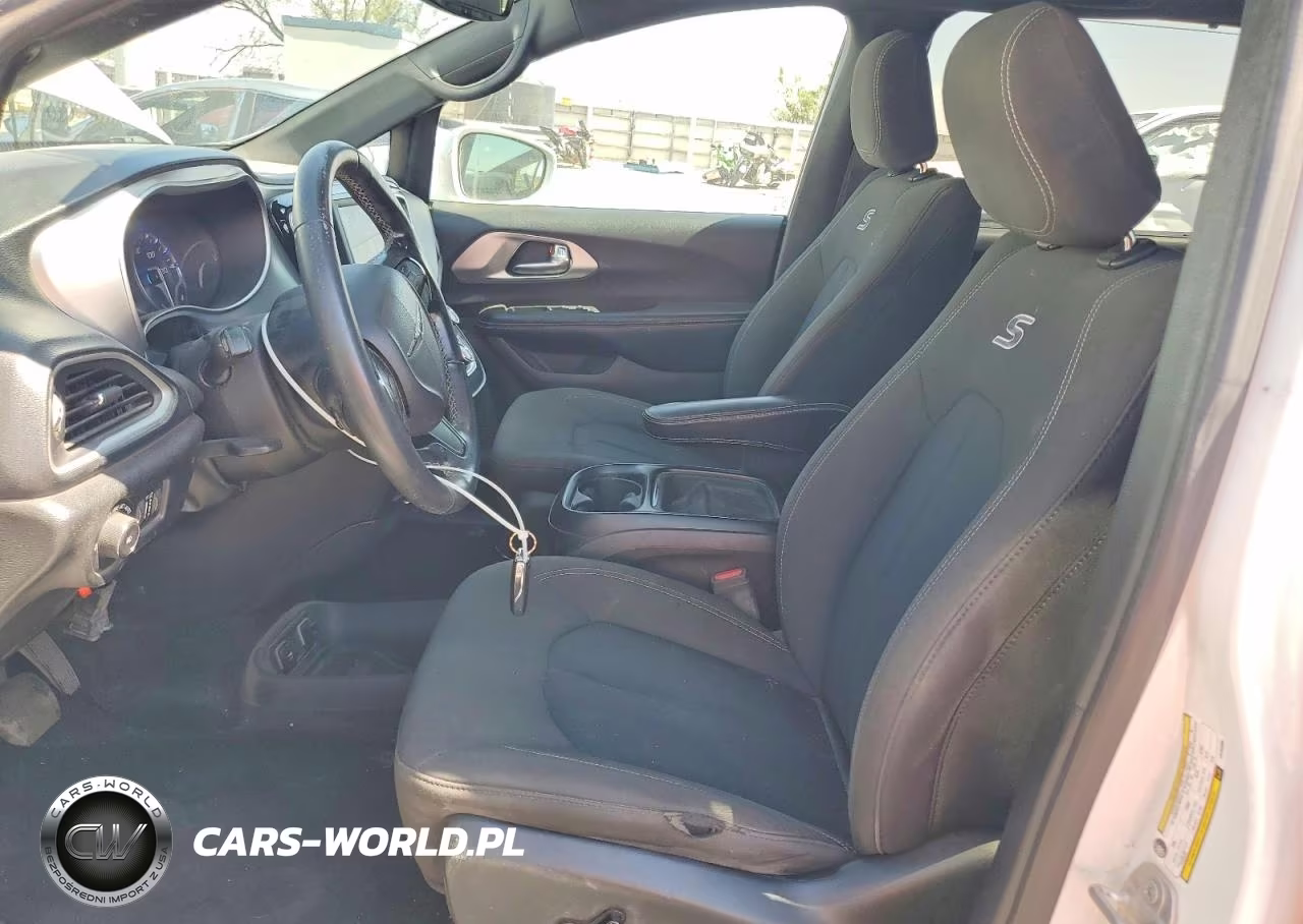 2020 Chrysler Pacifica Touring VIN:2C4RC1FG5LR192860 - 7