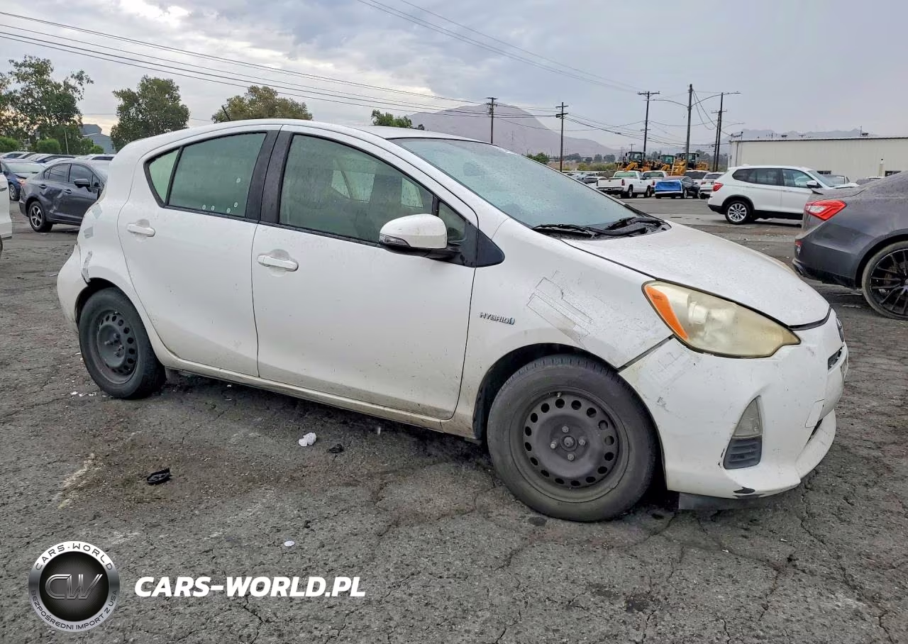 2013 Toyota Prius C One VIN:JTDKDTB37D1552326 - 4
