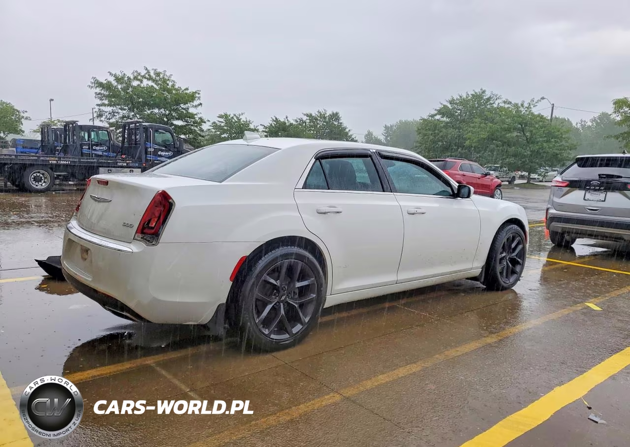 2017 Chrysler 300 Limited VIN:2C3CCARG0HH534735 - 3