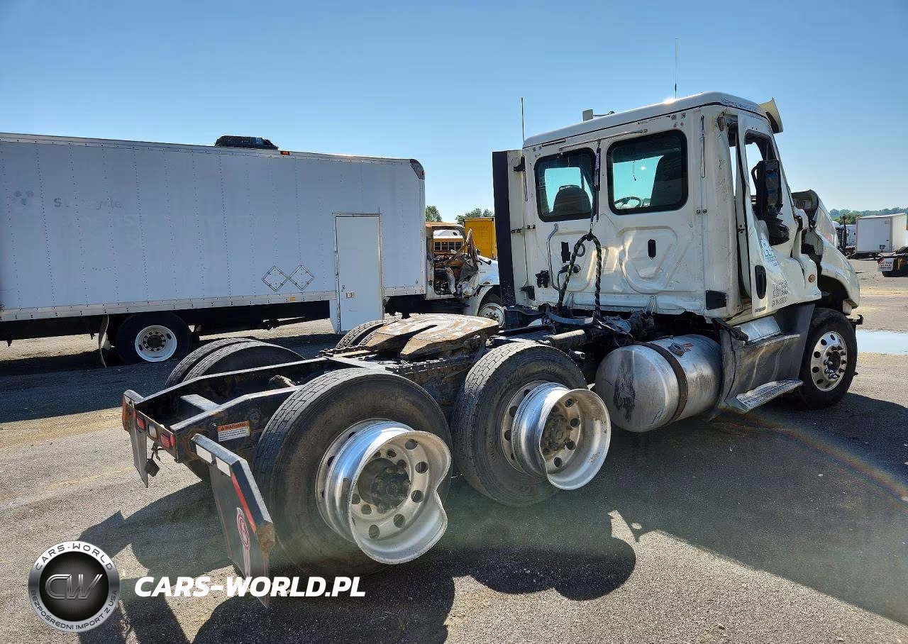2018 Freightliner Cascadia 125 Semi Truck VIN:3AKJGEDR7JSJV9374 - 3