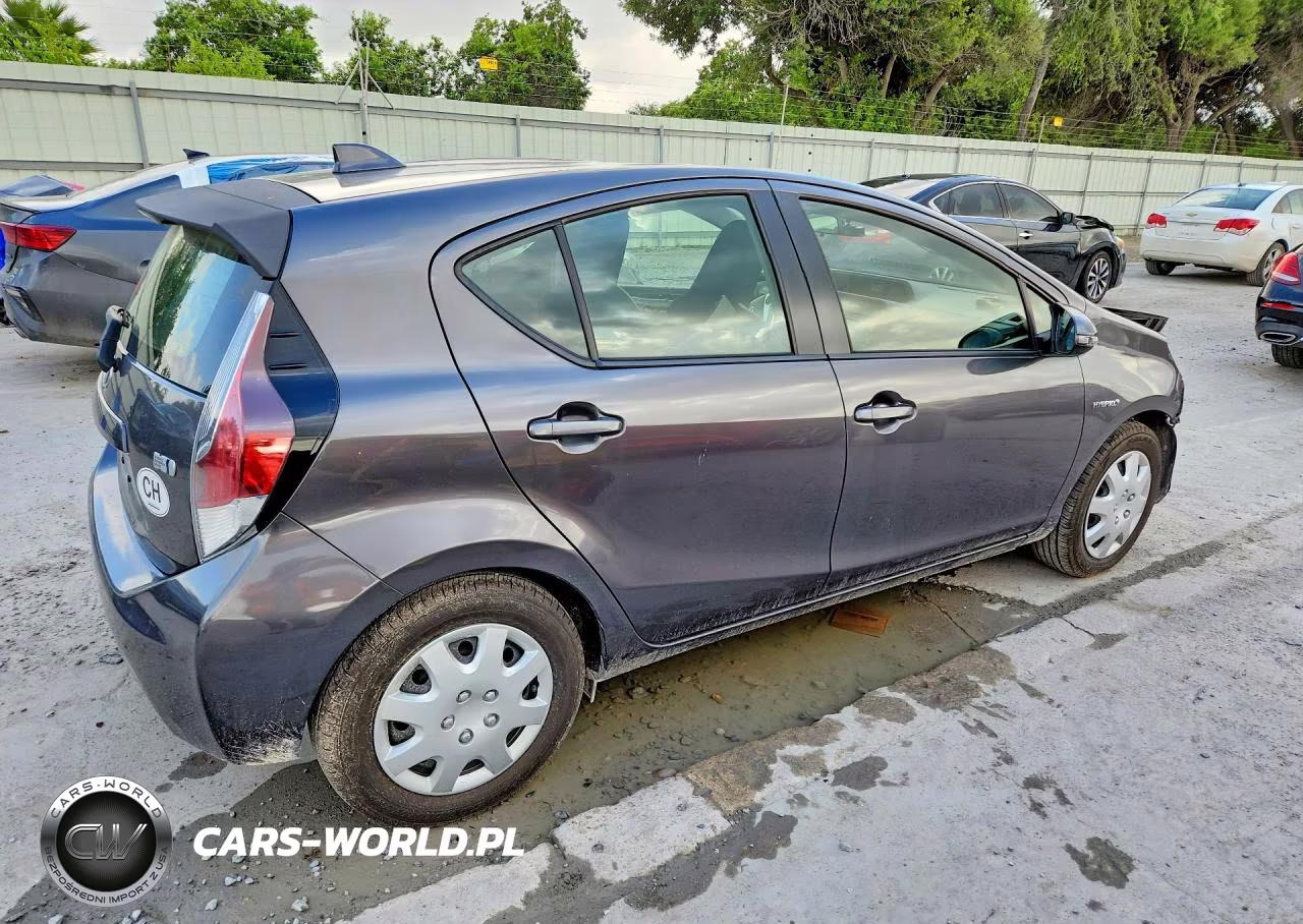 2015 Toyota Prius C One VIN:JTDKDTB38F1586214 - 3