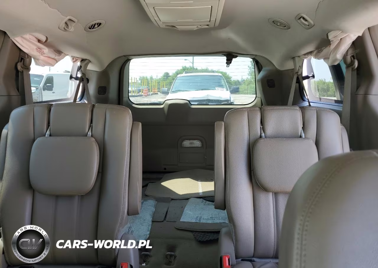 2015 Chrysler Town & Country Touring VIN:2C4RC1BG7FR565214 - 10