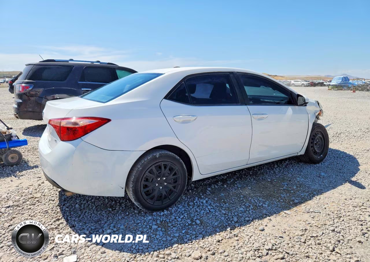 2017 Toyota Corolla Le VIN:2T1BURHE3HC843743 - 3