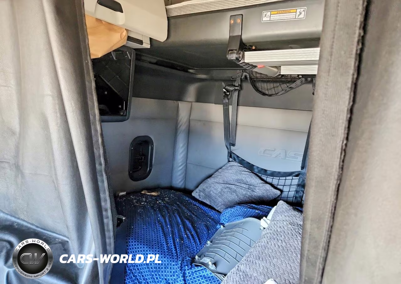 2018 Freightliner Cascadia 126" Sleeper Cab Semi Truck VIN:3AKJHHDR8JSJR0230 - 10