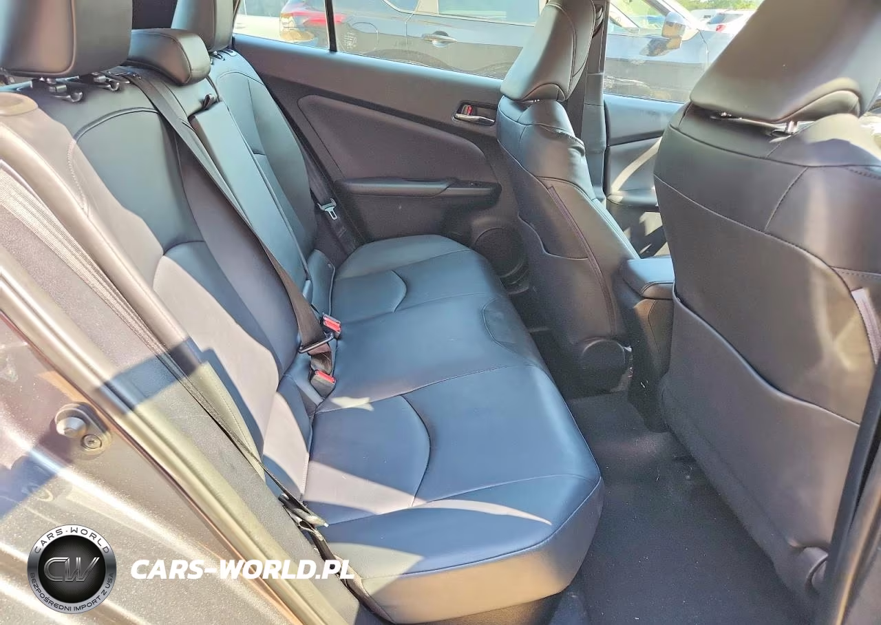 2018 Toyota Prius Four VIN:JTDKARFU6J3056044 - 10