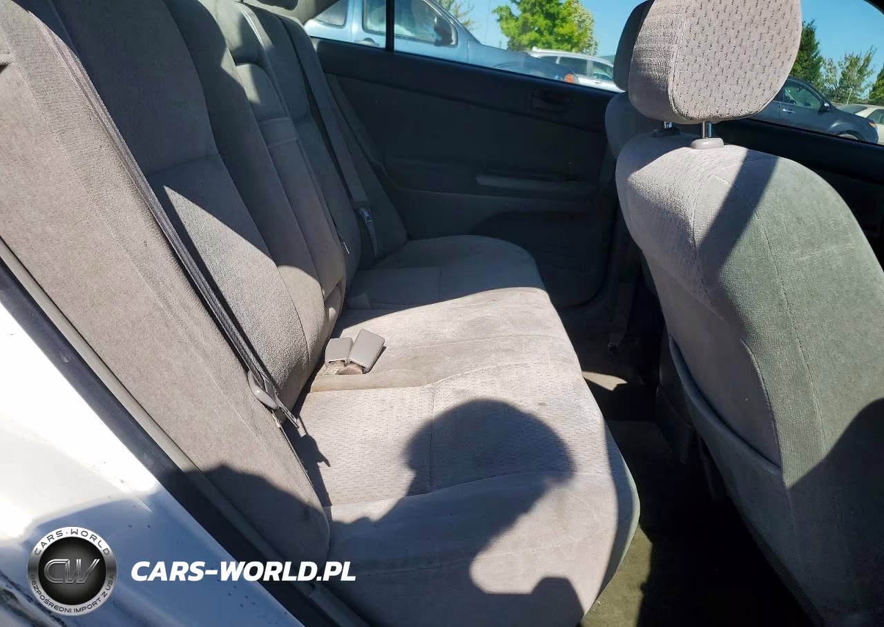 2002 Toyota Camry Le VIN:JTDBE32K520034738 - 10