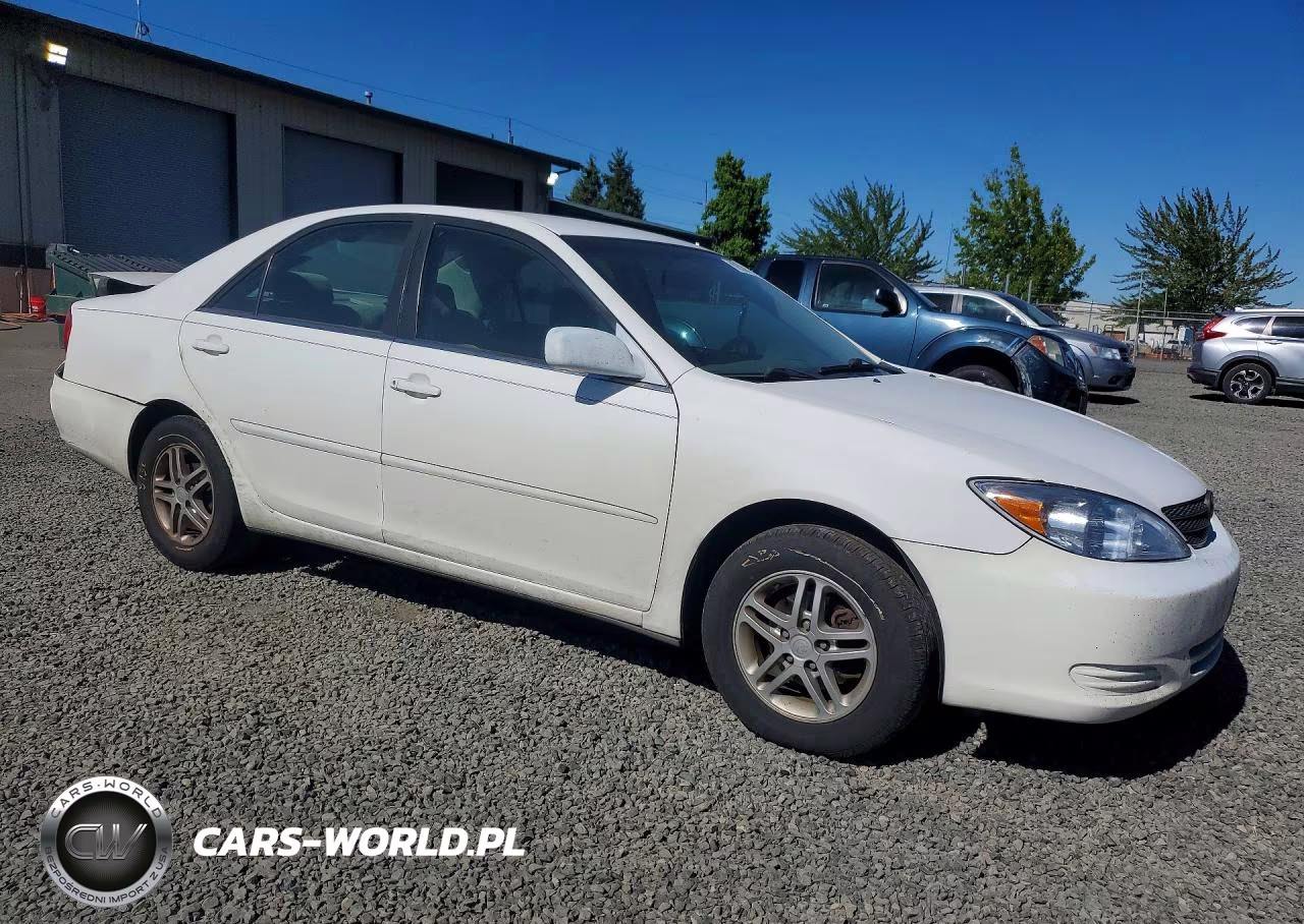 2002 Toyota Camry Le VIN:JTDBE32K520034738 - 4