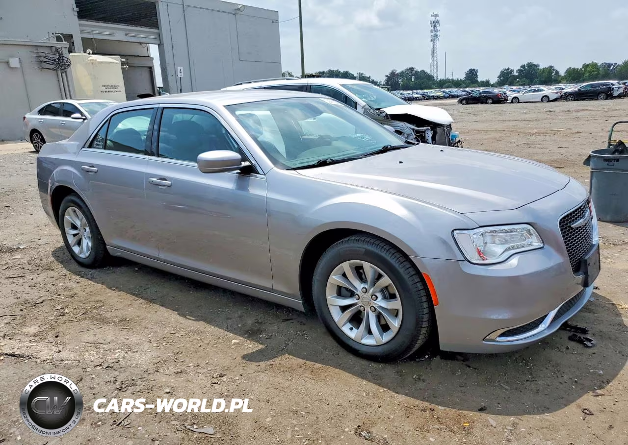 2015 Chrysler 300 Limited VIN:2C3CCAAG5FH785873 - 4
