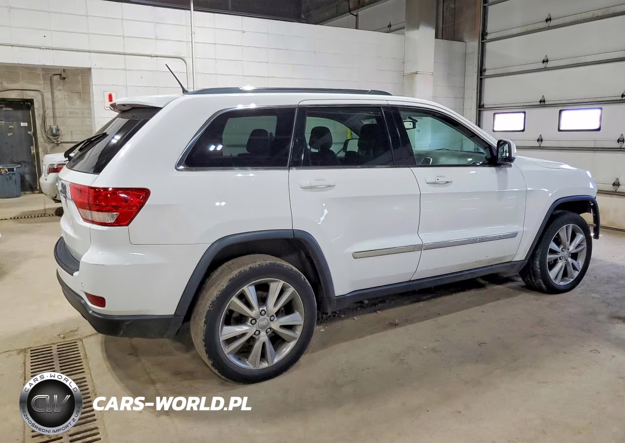 2013 Jeep Grand Cherokee Laredo VIN:1C4RJFAGXDC549115 - 3