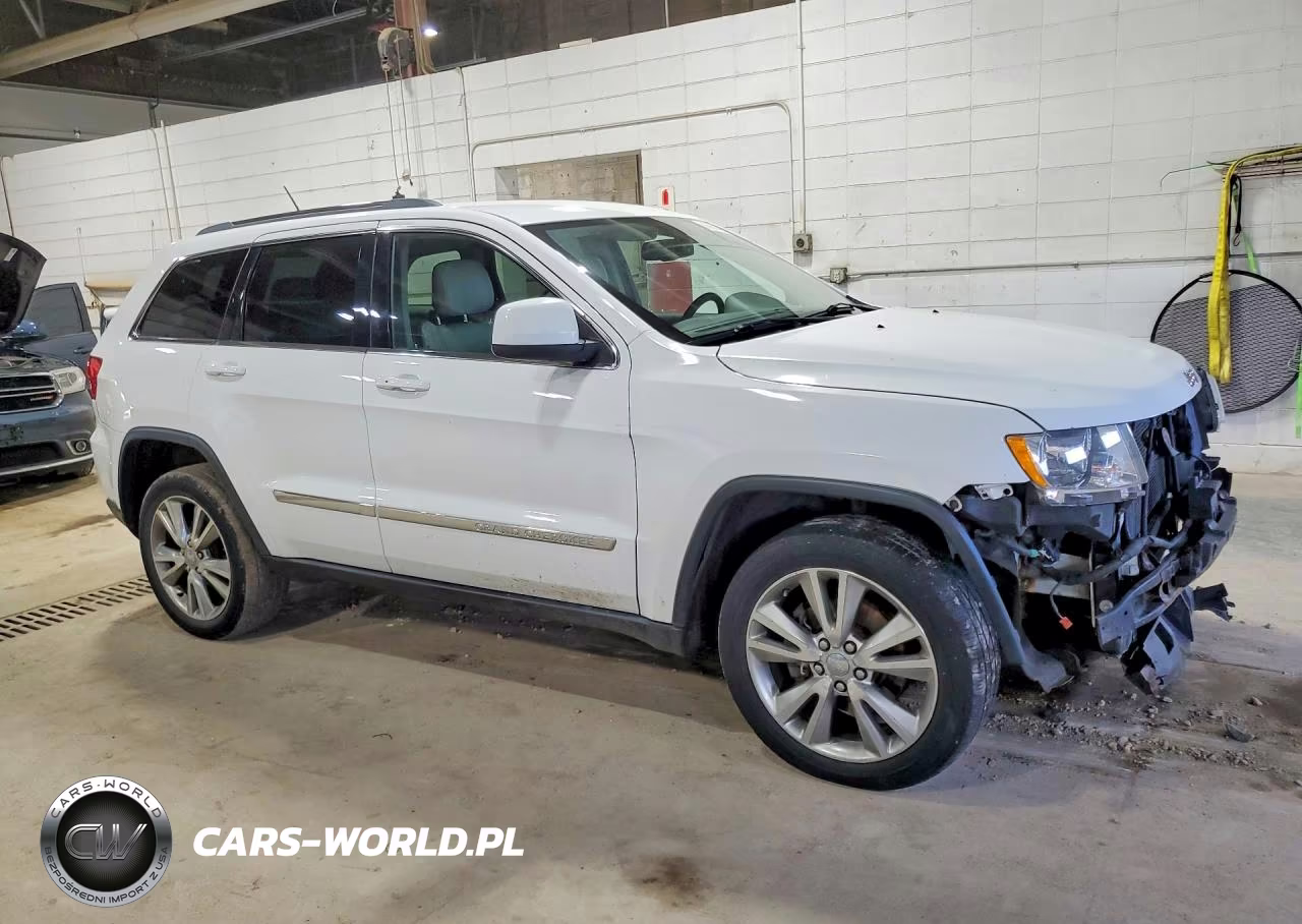 2013 Jeep Grand Cherokee Laredo VIN:1C4RJFAGXDC549115 - 4