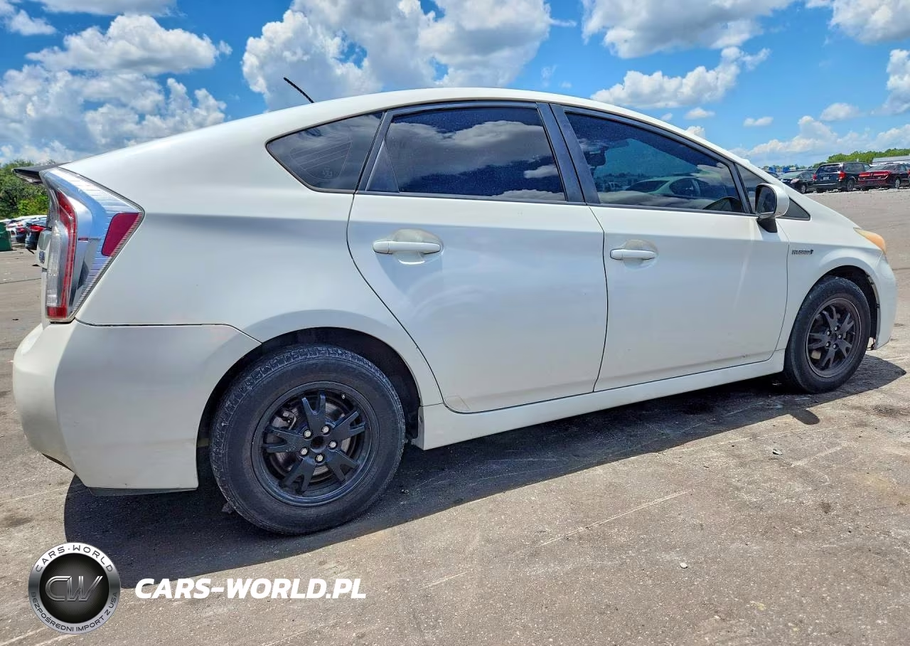2013 Toyota Prius Two VIN:JTDKN3DU3D5682938 - 3