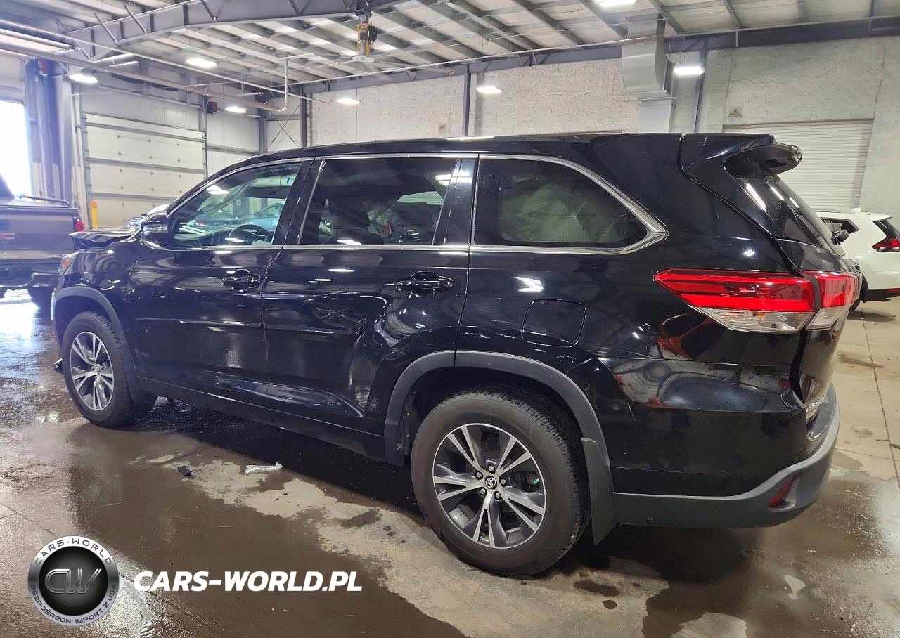 2018 Toyota Highlander Le VIN:5TDBZRFH1JS886246 - 2