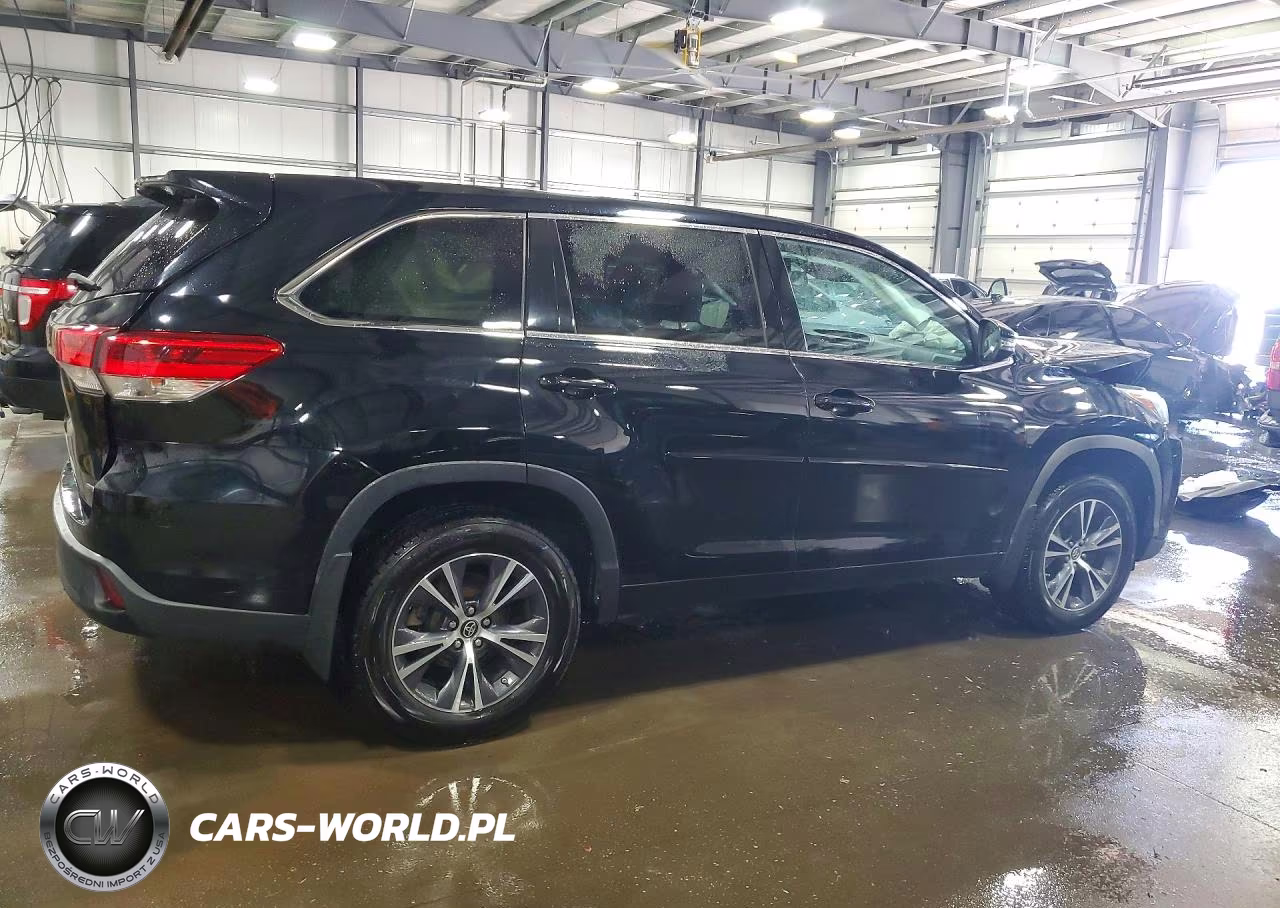 2018 Toyota Highlander Le VIN:5TDBZRFH1JS886246 - 3