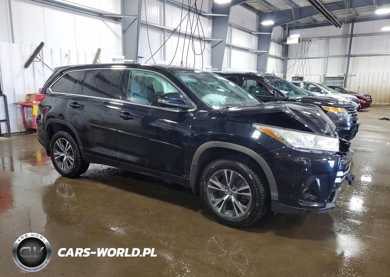 2018 Toyota Highlander Le VIN:5TDBZRFH1JS886246 - 4