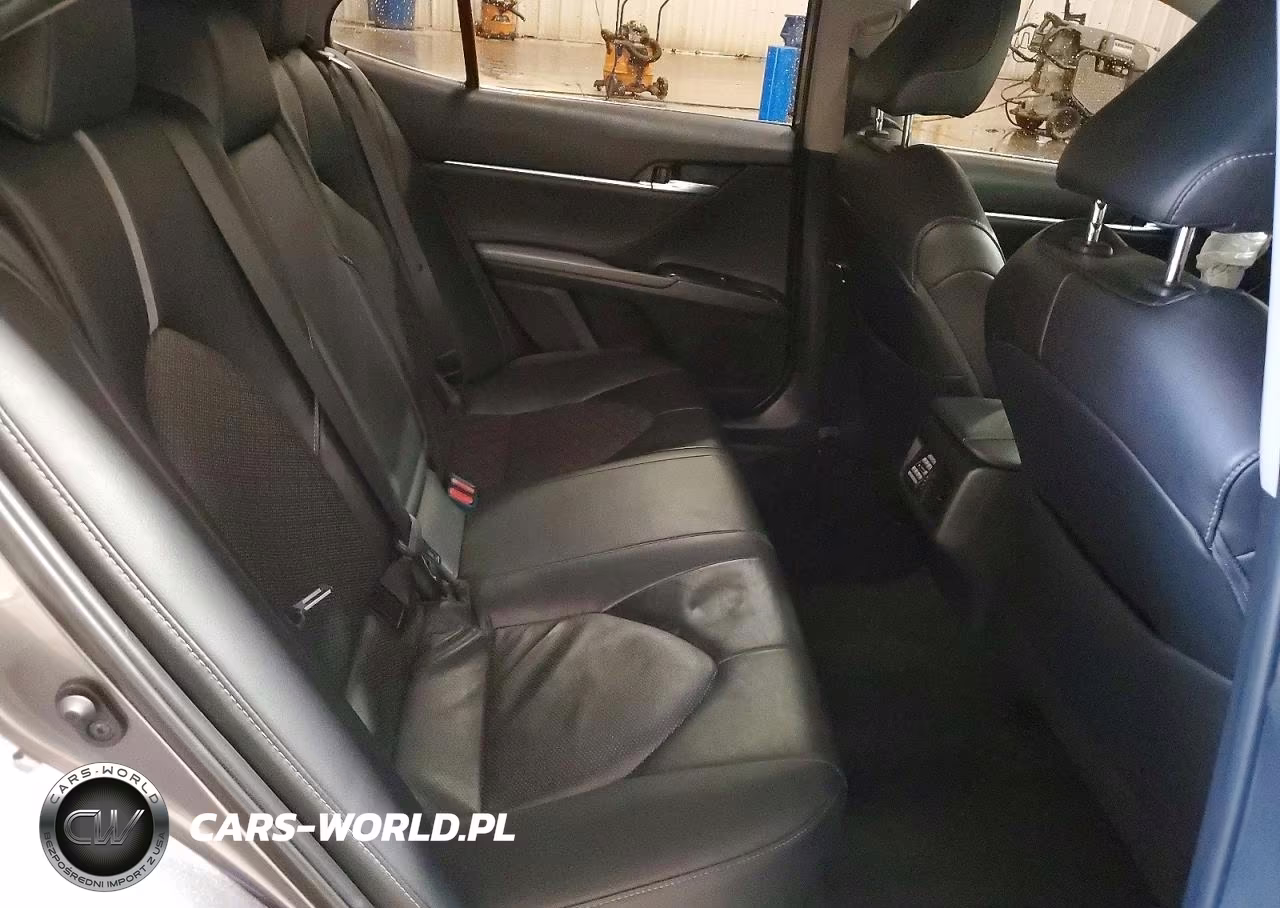 2018 Toyota Camry Xse VIN:4T1B61HKXJU136175 - 10