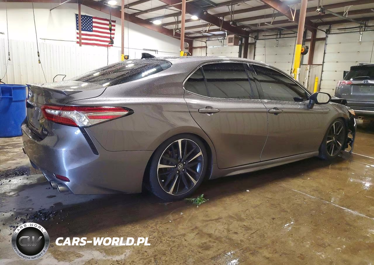 2018 Toyota Camry Xse VIN:4T1B61HKXJU136175 - 3
