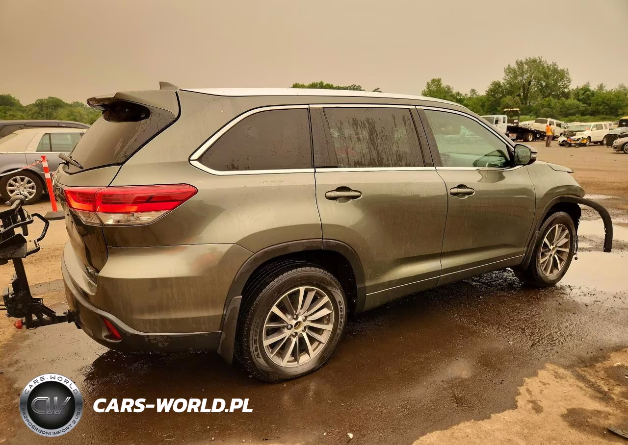 2018 Toyota Highlander Xle VIN:5TDJZRFH7JS910898 - 3
