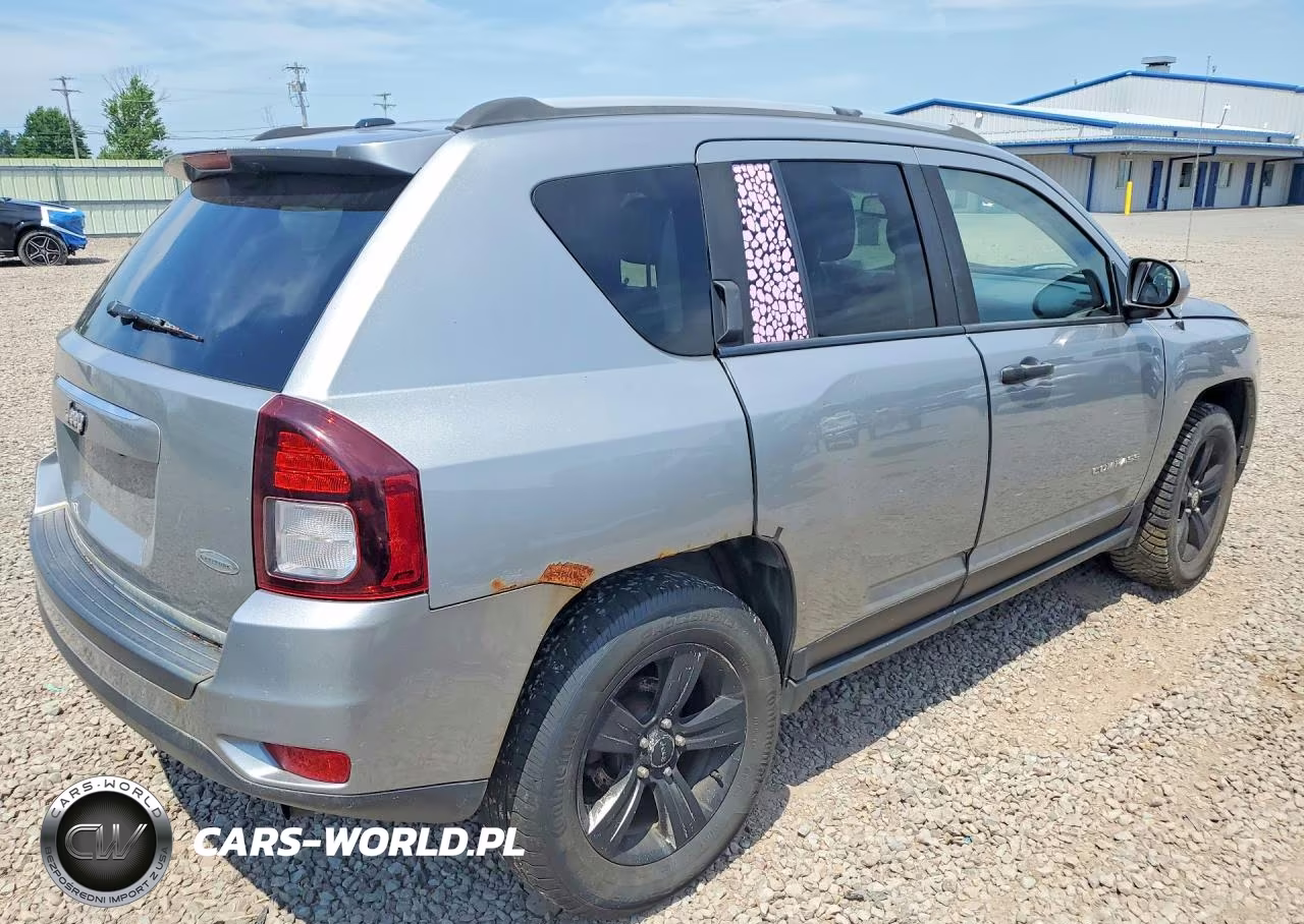 2015 Jeep Compass Latitude VIN:1C4NJDEB3FD323707 - 3
