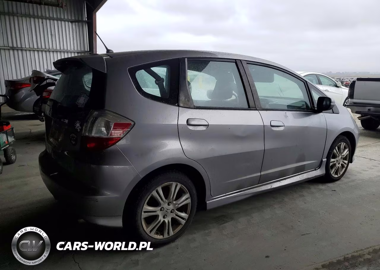 2010 Honda Fit Sport VIN:JHMGE8H64AS025804 - 3