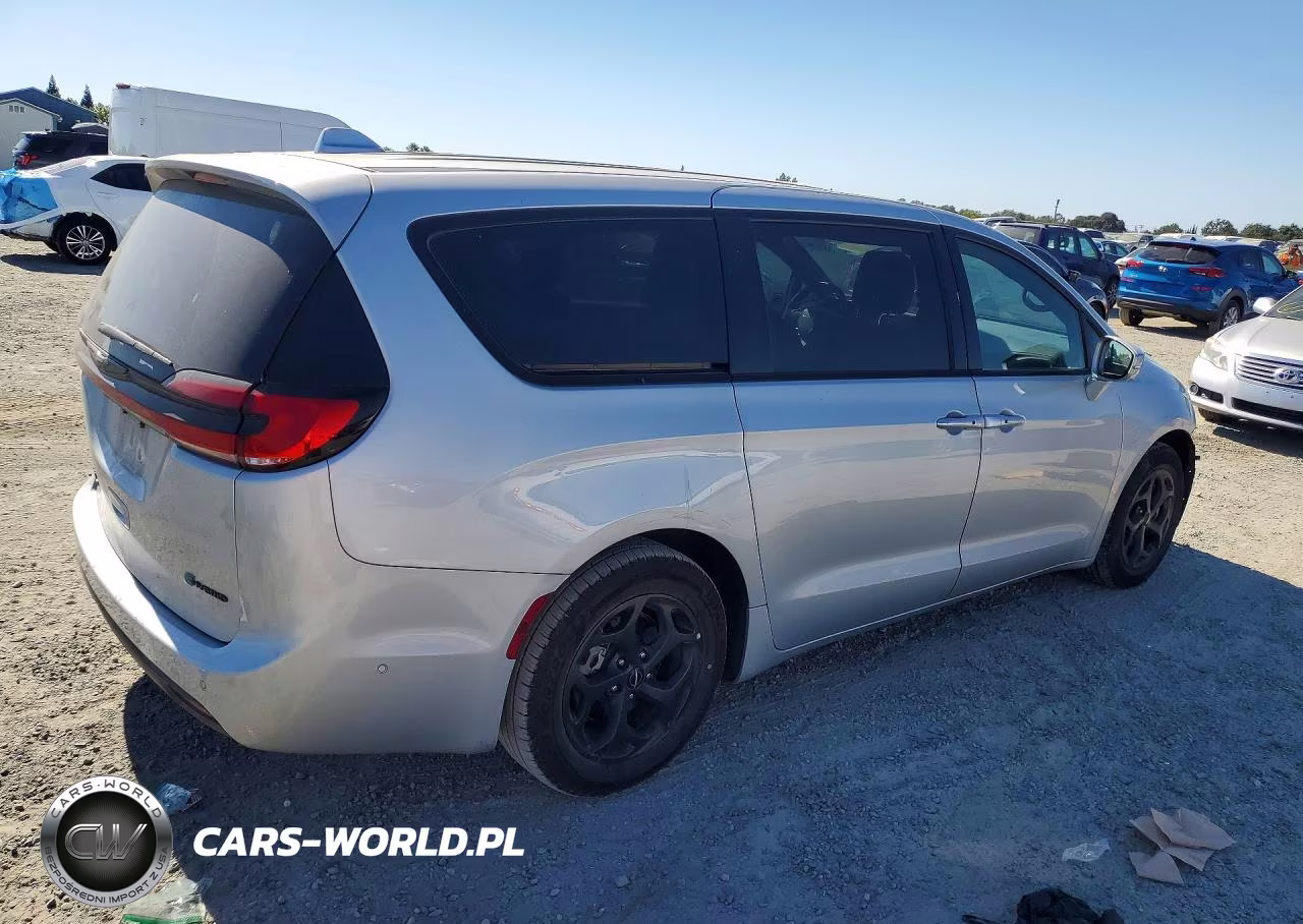 2022 Chrysler Pacifica Hybrid Touring L VIN:2C4RC1L74NR183655 - 3