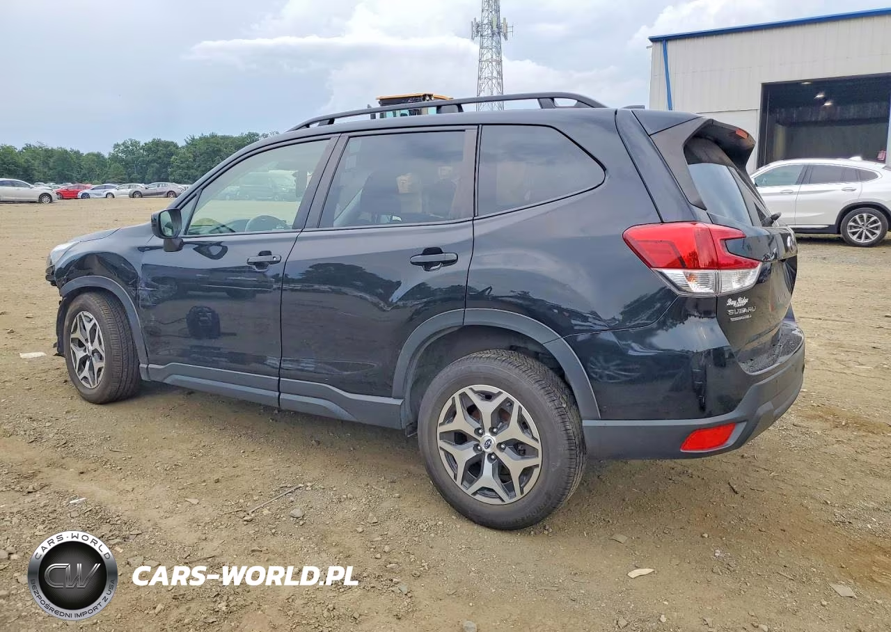 2023 Subaru Forester Premium VIN:JF2SKADC3PH528514 - 2