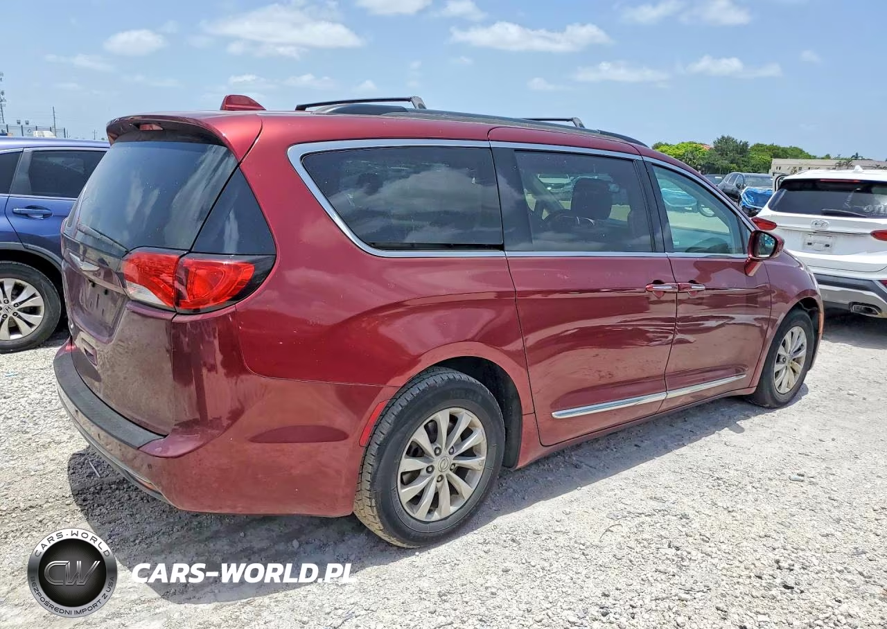 2017 Chrysler Pacifica Touring L VIN:2C4RC1BGXHR523462 - 3