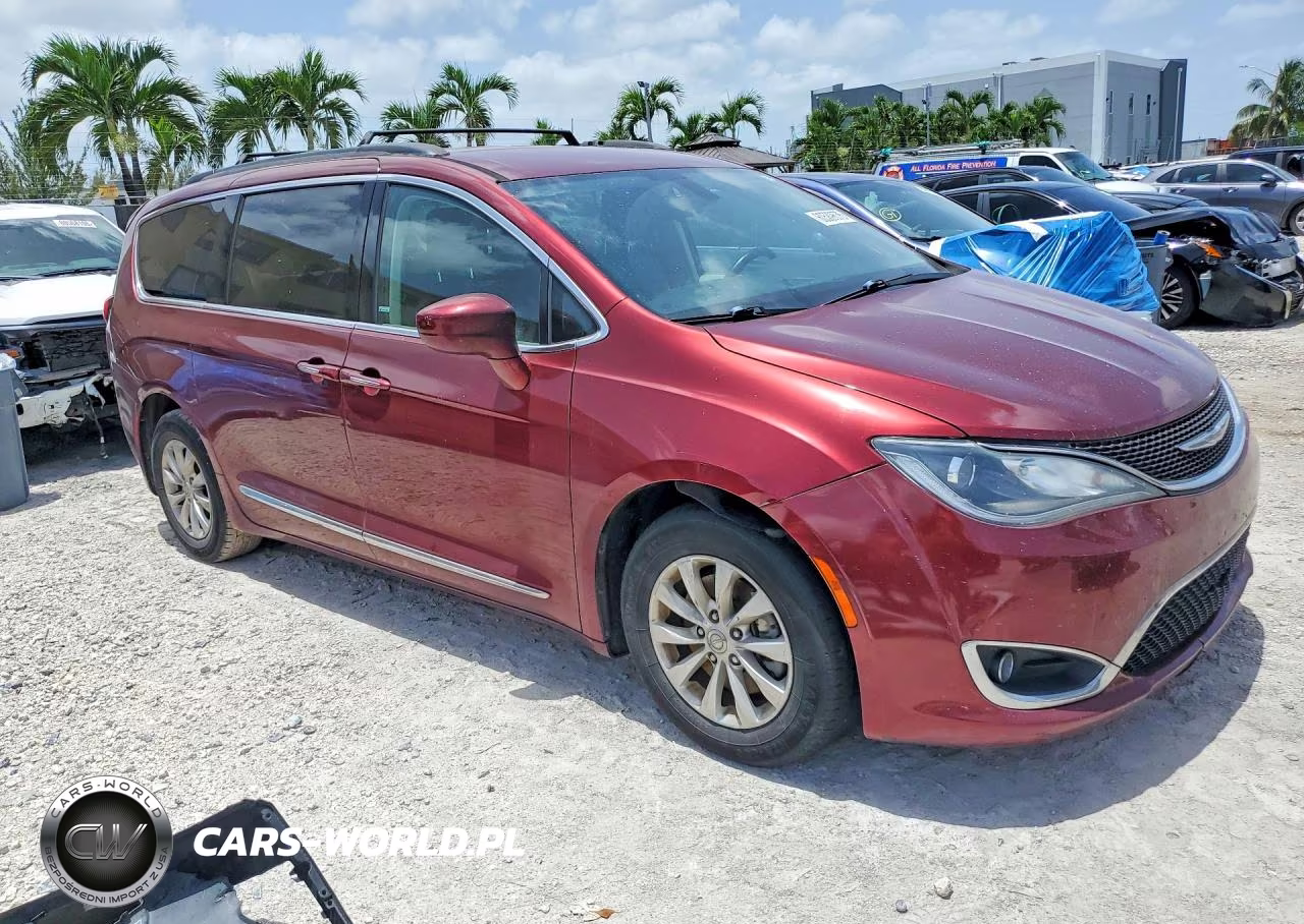 2017 Chrysler Pacifica Touring L VIN:2C4RC1BGXHR523462 - 4