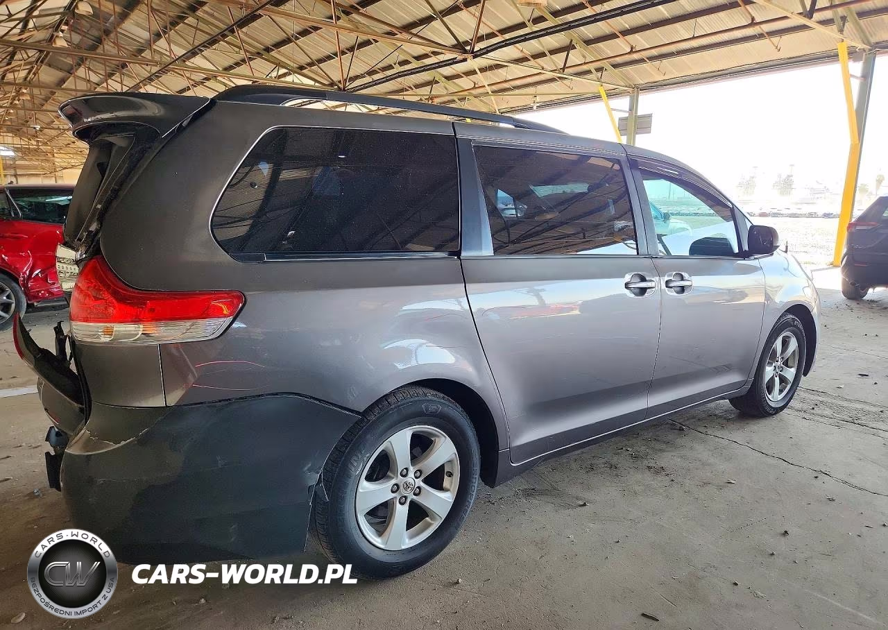 2013 Toyota Sienna Le VIN:5TDKK3DC2DS352895 - 3
